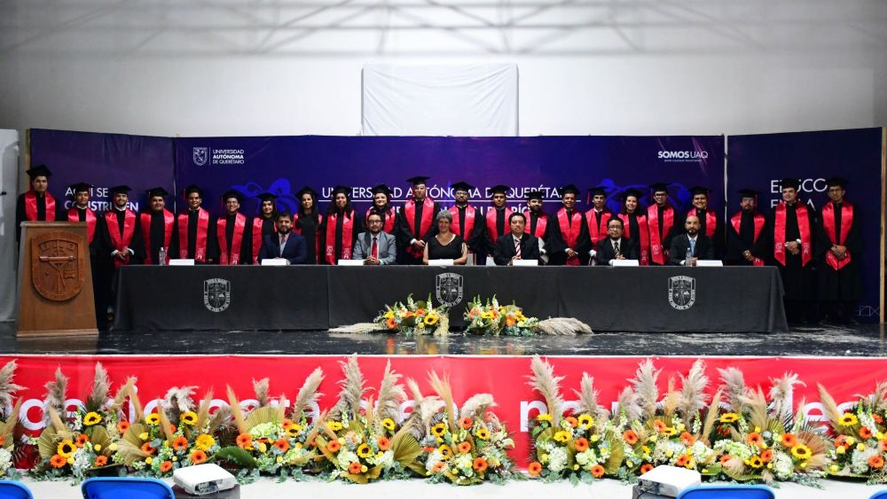 Se gradúan 24 ingenieros de la UAQ campus San Juan del Río.