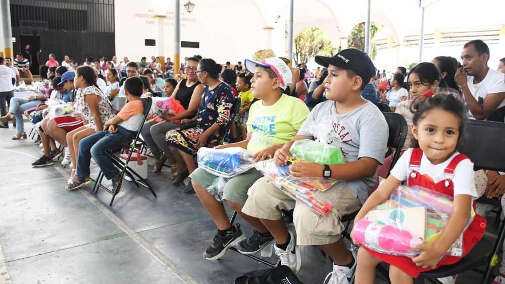 Entregan útiles escolares a 120 niños jalpenses.