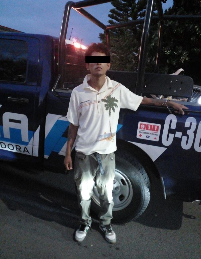Detienen a dos jóvenes con droga deambulando por fraccionamiento en Corregidora.