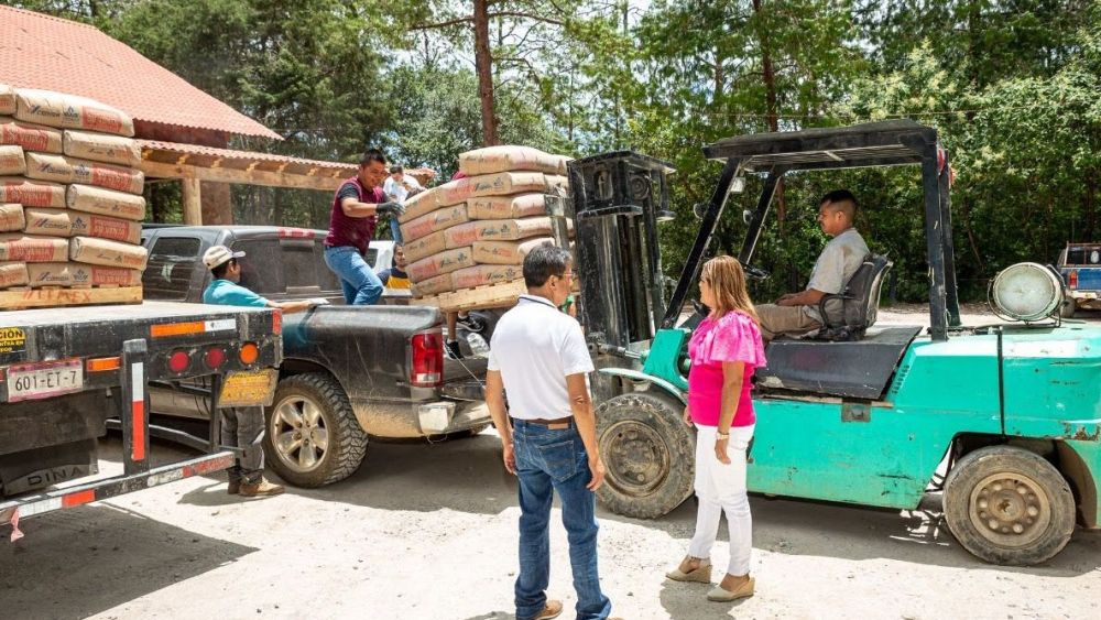Entregan 15 toneladas de cemento a comunidades de Pinal de Amoles.