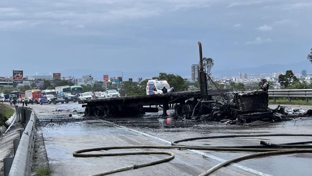 Incendio de tráiler paraliza carretera federal México-Querétaro.