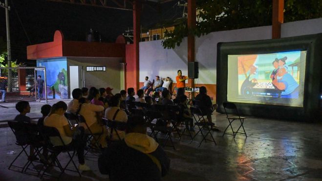 Presentan ‘noche de cine’ a jóvenes en Jalpan de Serra.