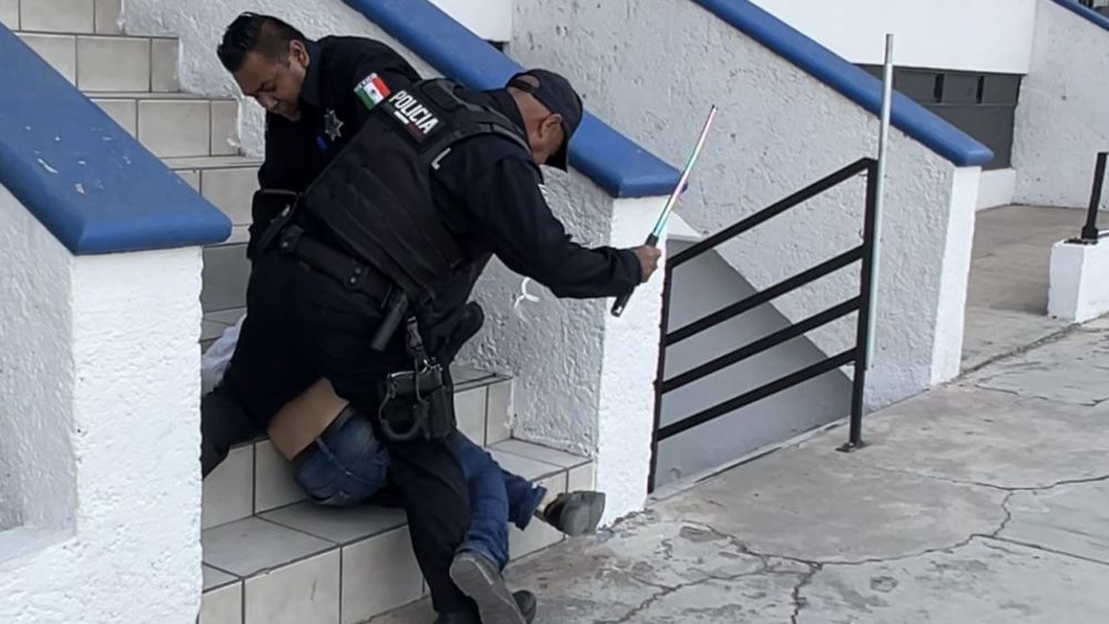 Policías municipales realizan violenta detención en San Juan del Río.