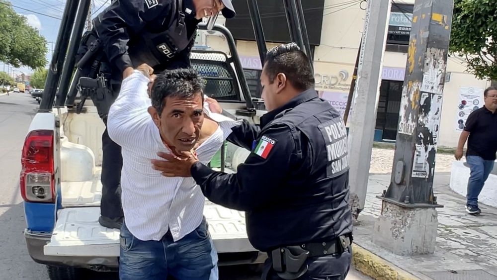 Policías municipales realizan violenta detención en San Juan del Río.