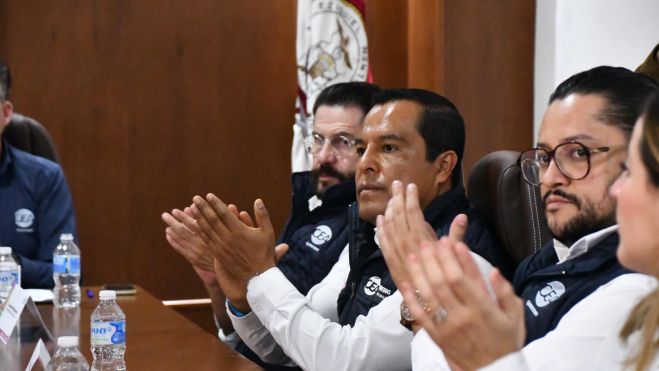Esequiel Montes firma convenio para beneficiar a familias vulnerables.