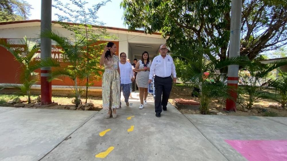 Supervisan avance de obras de mejora en escuelas en sierra de Querétaro.