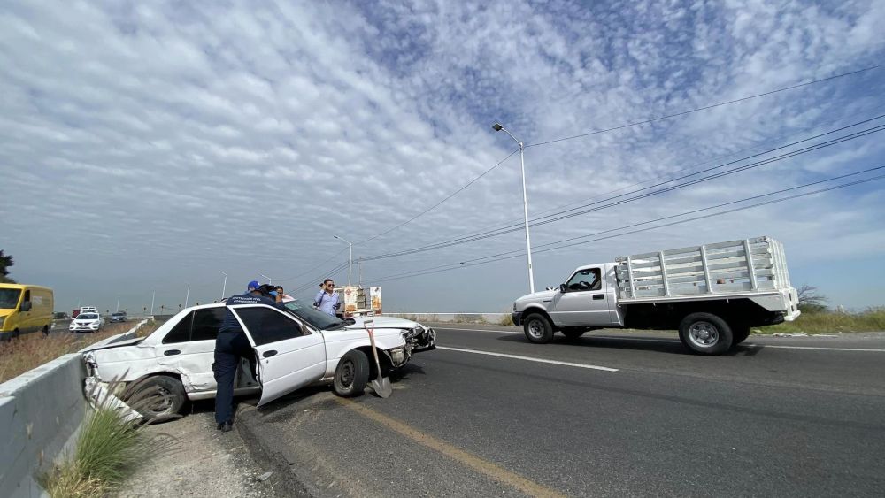Accidente vehicular en libramiento Sur Poniente deja a mujer con lesiones menores.