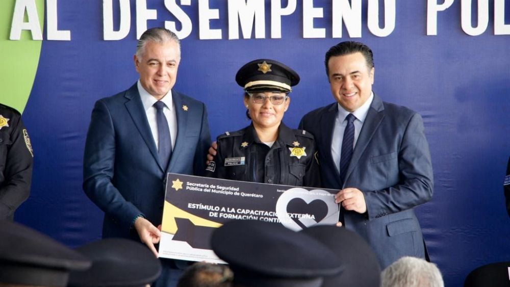 Entrega Luis Nava reconocimientos a policía municipal.