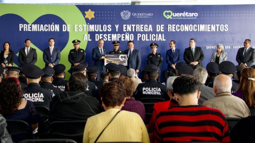 Entrega Luis Nava reconocimientos a policía municipal.