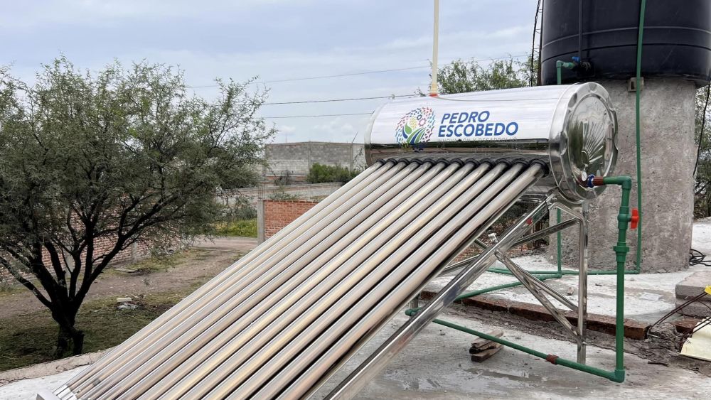 Entregan calentadores a más de 60 habitantes en Pedro Escobedo.