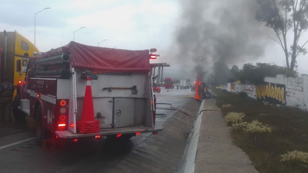 Incendio de transporte con azufre en la México Querétaro.