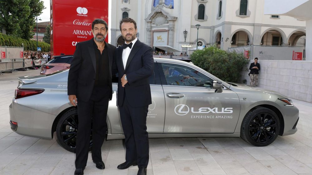 Augusto Pinochet y Salvador Dalí: del Cadillac y el Mercedes al Lexus LBX híbrido. EFE/LEXUS.