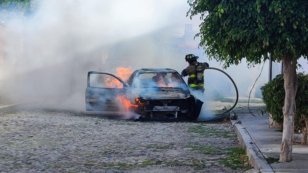 Se incendia vehículo en Rancho Banthí, al oriente de San Juan del Río.