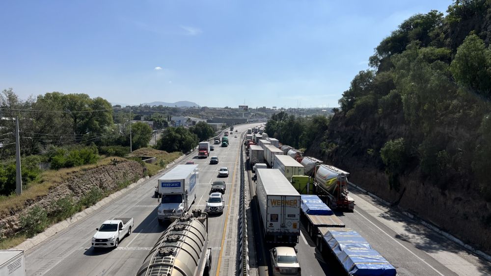 Cierre total de la Autopista México-Querétaro por Volcadura de Camión.