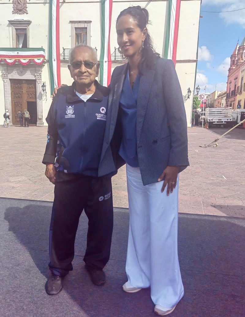 Directora de Indereq, Iridia Salada, con Don Genaro Zacarías, iniciador de la Carrera de la Independencia Dolores Hidalgo a Querétaro.