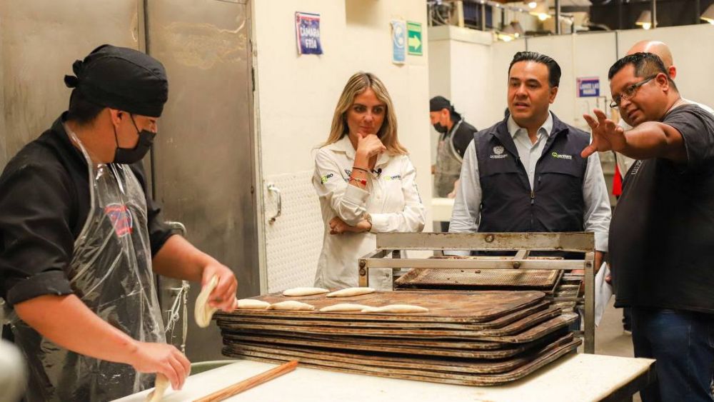 Luis Nava destaca beneficios del programa "Kits de Paneles Solares" en visita a panadería.
