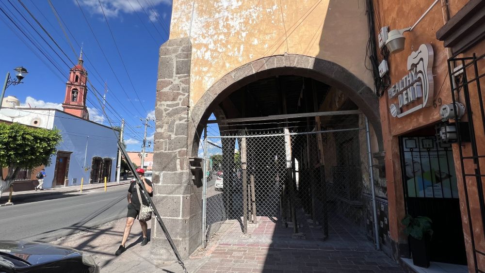 INAH y SEDESUM se deslindan de competencia en edificio en ruinas en San Juan del Río.