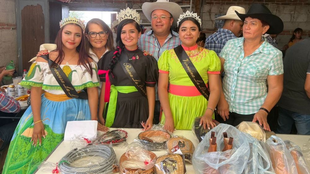 La regidora Rosy Sinecio apoya fiestas patronales de La Llave.