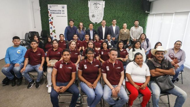 Empresa LG Innotek dona mobiliario a escuelas en San Juan del Río.
