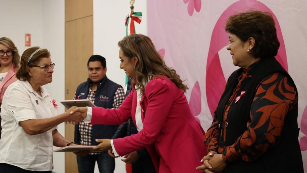 Congreso de Querétaro se ilumina de rosa por lucha contra el cáncer de mama.