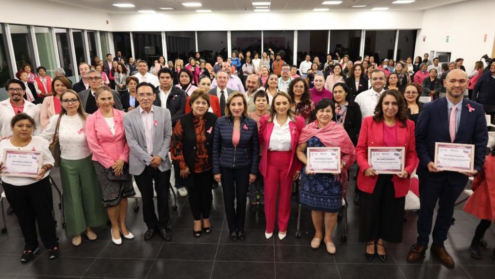 Congreso de Querétaro se ilumina de rosa por lucha contra el cáncer de mama.
