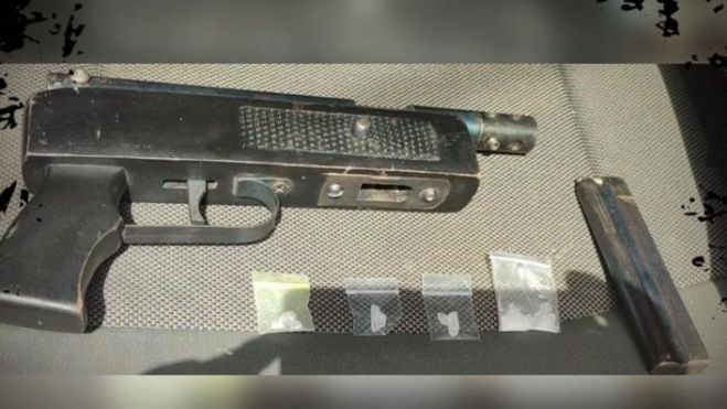 Detienen a dos jóvenes con un arma y metanfetamina en colonia Colinas de Menchaca.