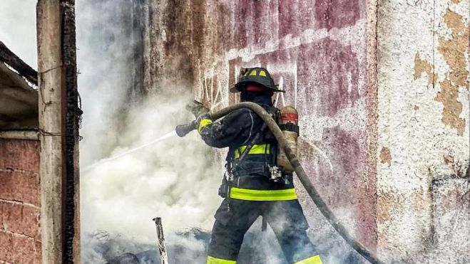 Incendio consume vivienda en Villas La Piedad, El Marqués.FOTOS: PROTECCIÓN CIVIL EL MARQUES.