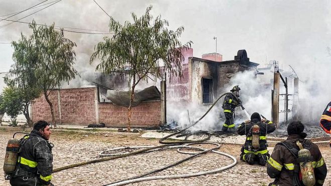 Incendio consume vivienda en Villas La Piedad, El Marqués. FOTOS: PROTECCIÓN CIVIL EL MARQUES.