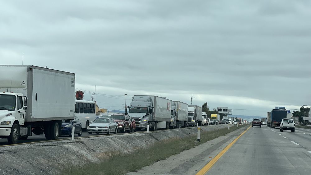 Accidente de tráiler en la Autopista México-Querétaro provoca congestión vial.