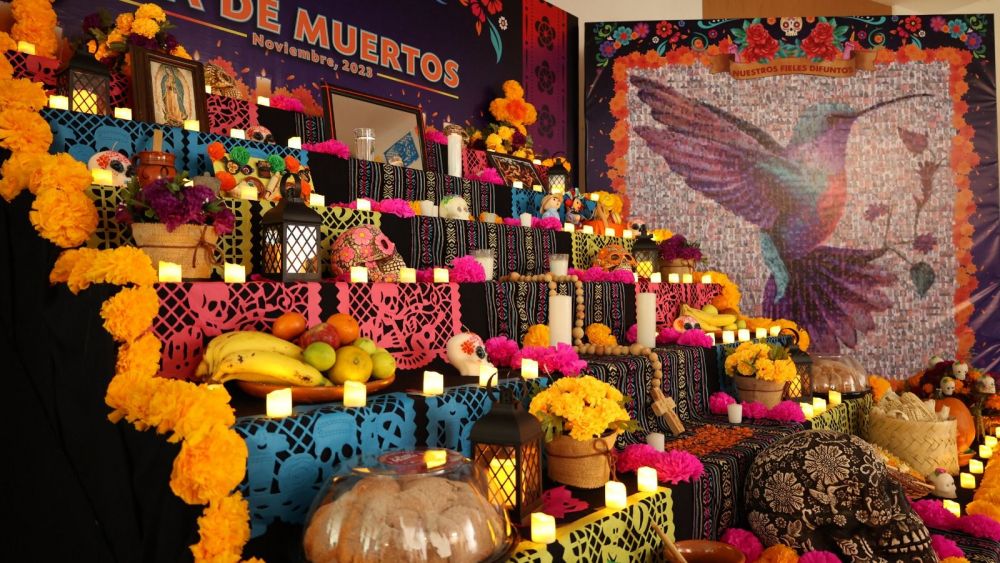Legislatura de Querétaro rinde homenaje a fallecidos con Altar de Muertos.