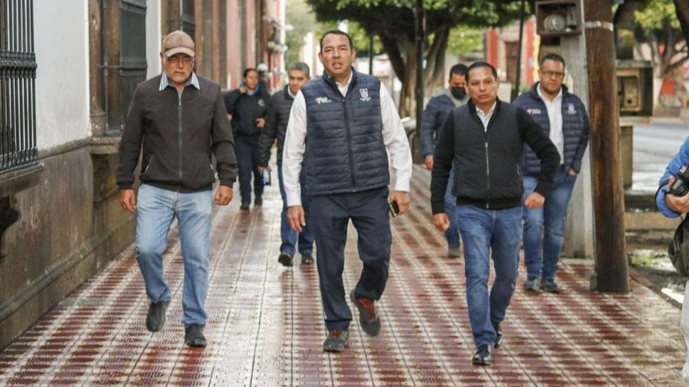 Alcalde supervisa labores de limpieza de espacios públicos en San Juan del Río.