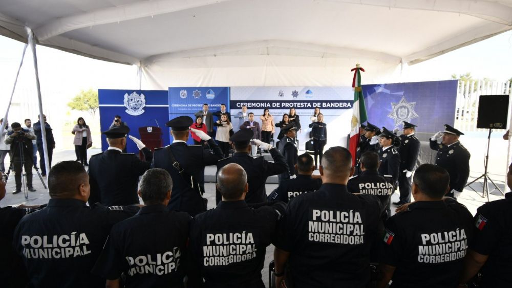 Alcalde de Corregidora entrega reconocimientos a policías por 20 años de labor.