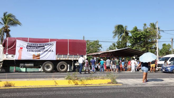 Víveres donados por organismos de Querétaro llegan a damnificados en Guerrero.