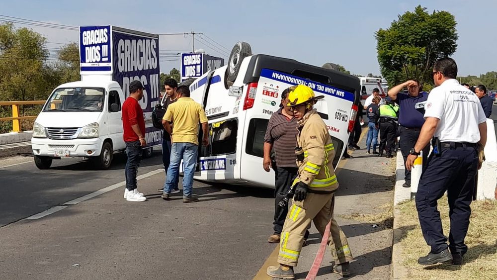 Accidente de transporte público en carretera a Tequisquiapan deja varios lesionados.