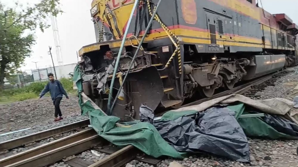 Tren se lleva a tráiler que intentó ganarle el paso en San Juan del Río.