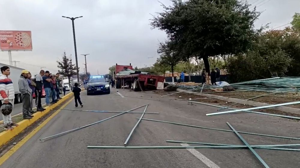 Tren se lleva a tráiler que intentó ganarle el paso en San Juan del Río.