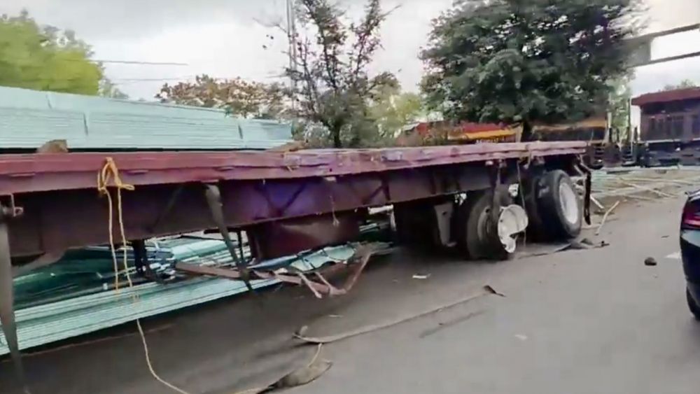 Tren se lleva a tráiler que intentó ganarle el paso en San Juan del Río.