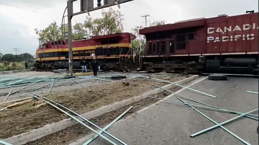 Tren se lleva a tráiler que intentó ganarle el paso en San Juan del Río.