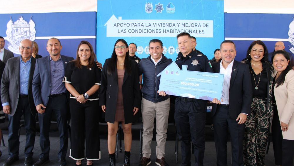 Policías de Corregidora reciben apoyo económico para viviendas.