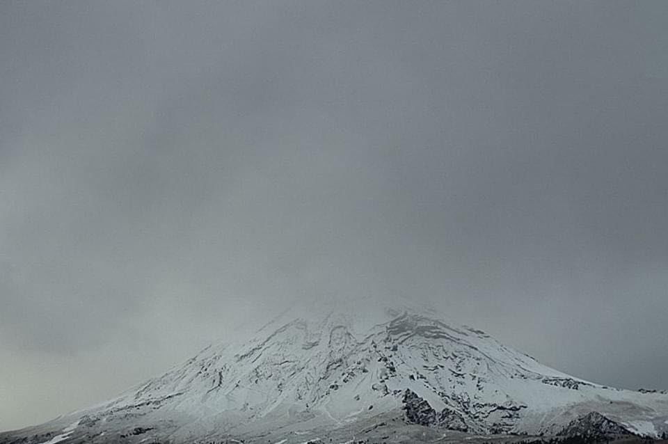 Popocatépetl e Iztaccíhuatl amanecen cubiertos de nieve.