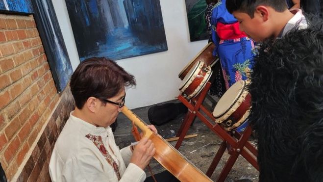 Compositor musical de ‘Dragon Ball Z’ ofrece concierto a comunidad indígena en Chiapas.