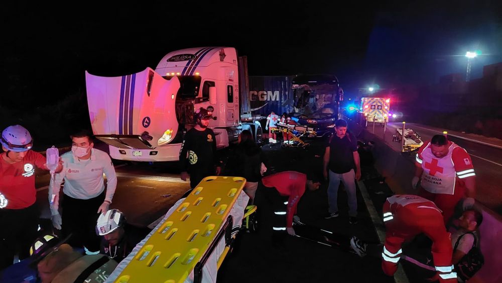 Se impacta un tráiler y un autobús en Colima; un muerto y 28 heridos.