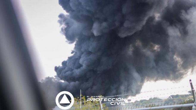 Explosión e incendio en bodega de aditivos en El Marqués.