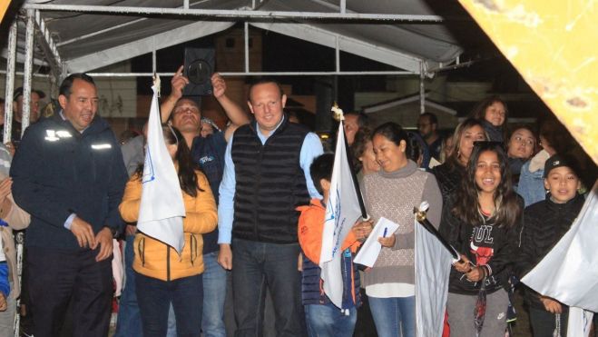 Diputado Germain Garfias gestiona cancha de fútbol en San Juan del Río.