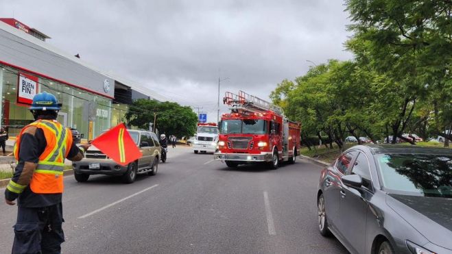 Volcadura por choque entre dos vehículos en Paseo de la República, Querétaro.