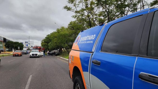 Volcadura por choque entre dos vehículos en Paseo de la República, Querétaro.