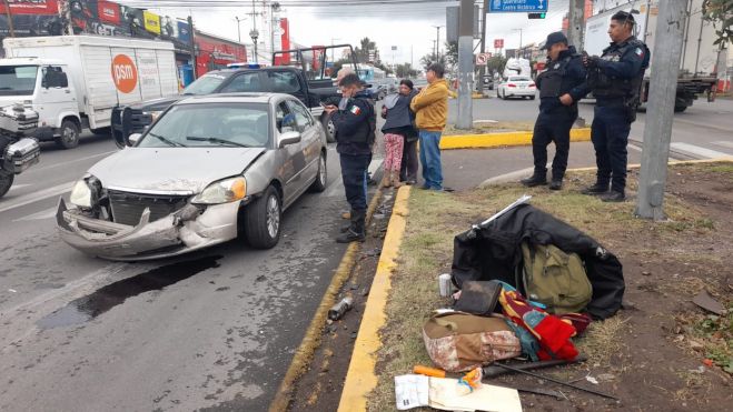 Impacto entre vehículo particular y unidad de Seguridad Privada en San Juan del Río.