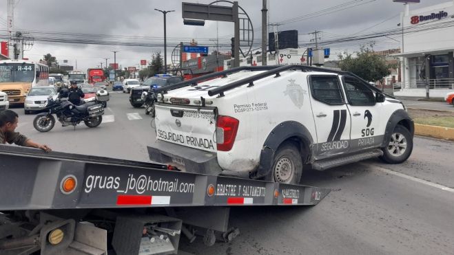 Impacto entre vehículo particular y unidad de Seguridad Privada en San Juan del Río.