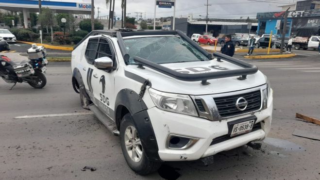 Impacto entre vehículo particular y unidad de Seguridad Privada en San Juan del Río.