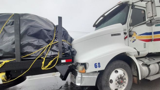 Accidente en la ruta a Querétaro involucra cuatro vehículos de carga.